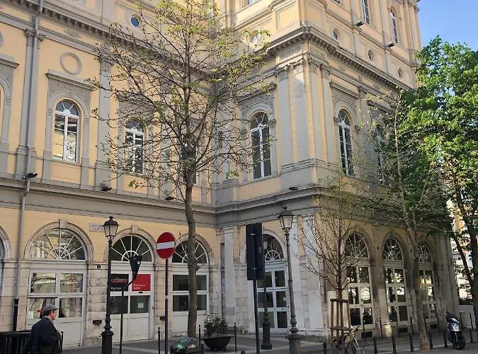Scalinata Del Teatro Rossetti Confort Parcheggio In Viale Xx Settembre Triest